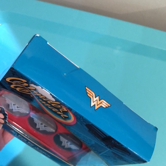 Wonder Woman An Eye For Justice Eyeshadow Palette - Picture 8 of 9